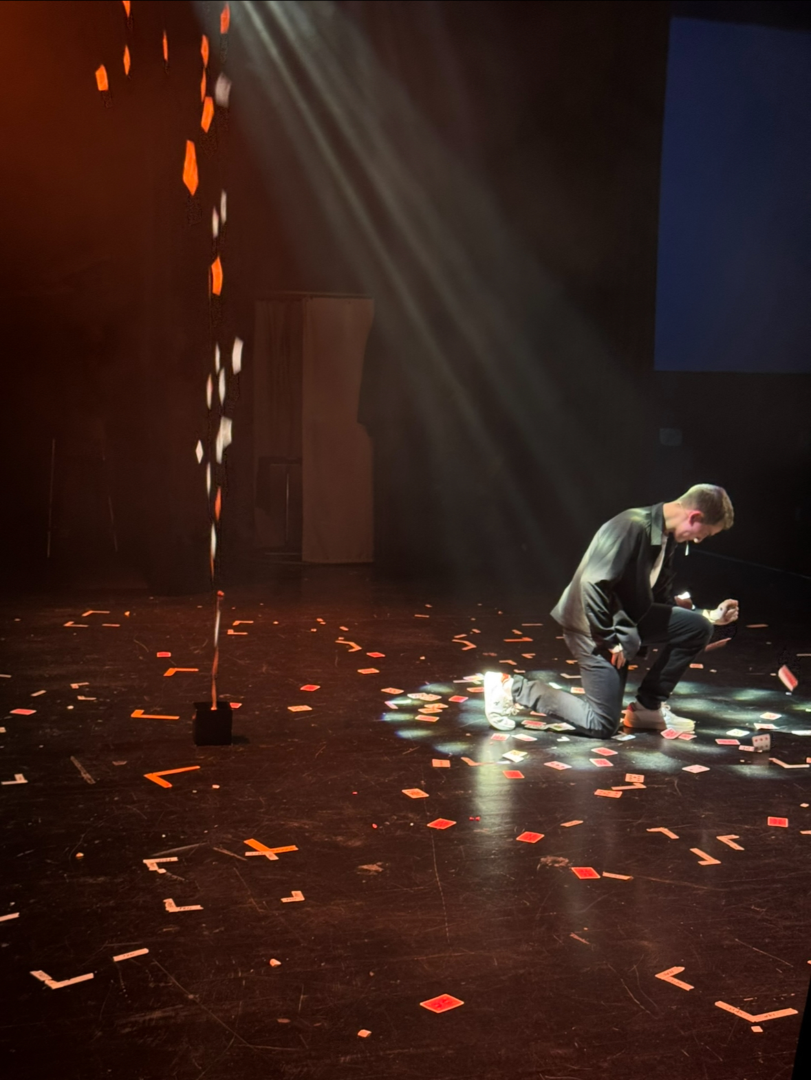 Romain Dewasme, magicien pour événement d’entreprise, en prestation devant un public